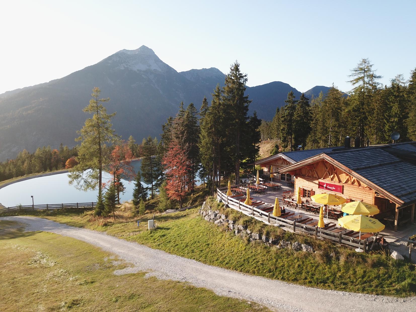 Die Gamsalm in Ehrwald mit Terrasse und Bergpanorama